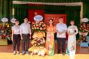 DOAN LANH DAO XA TANG HOA CHUC MUNG.jpg - 
